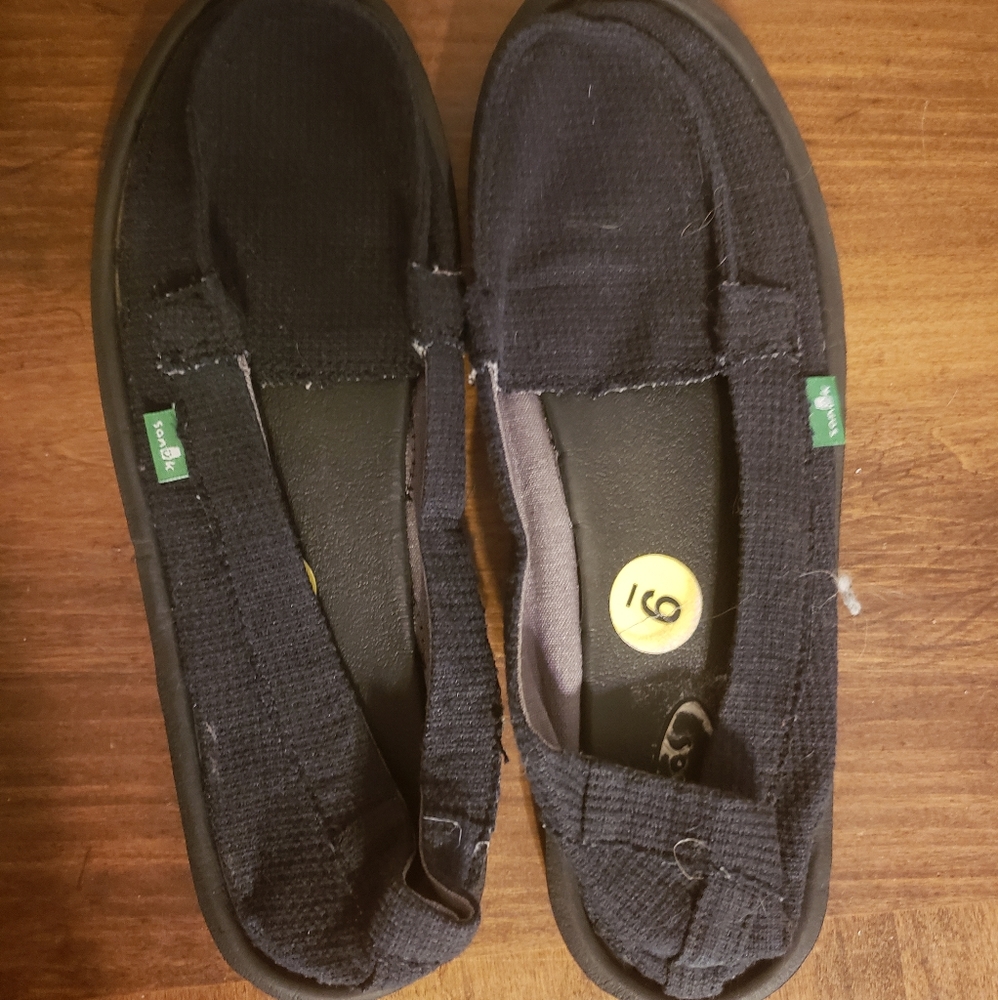 Black Sanuks size 9
